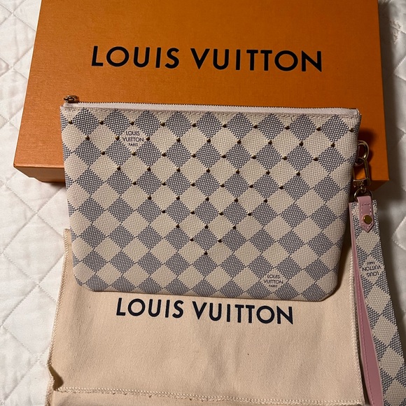 LOUIS VUITTON CITY POUCH WITH WRISTLET - Picture 5 of 16